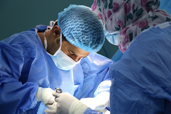 女性腹部不適示意