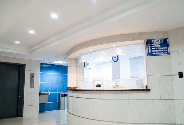 醫療檢查示意圖，展示聽診器和肺部模型